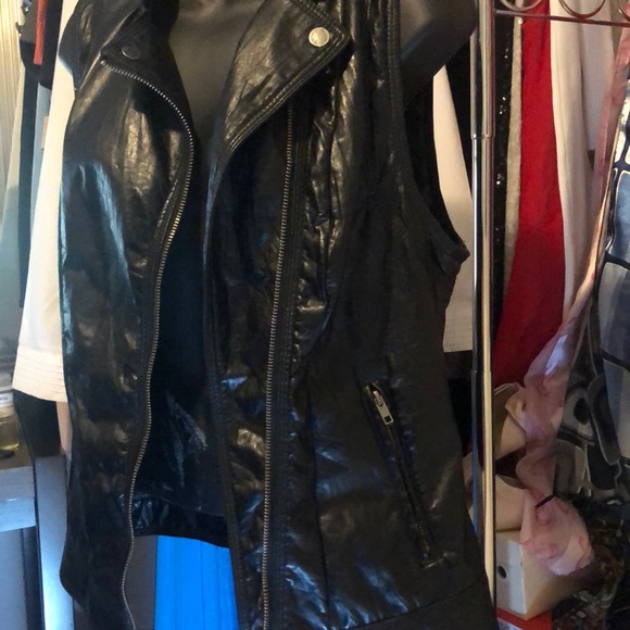 🏍️💜Guess Leather - faux sleeveless vest🌹🔥💜💚NWT - Picture 5 of 7